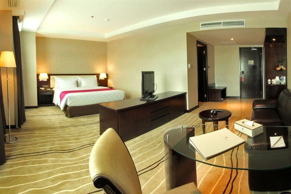 Four Points By Sheraton Медан Екстериор снимка
