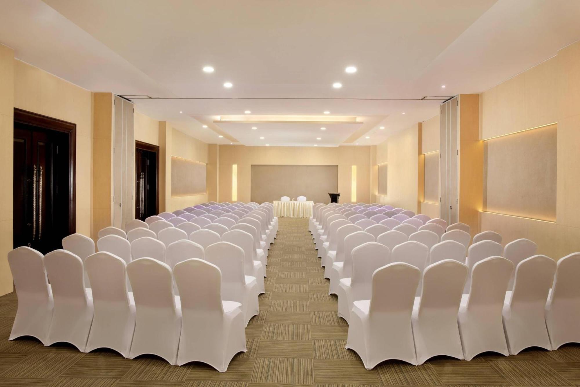 Four Points By Sheraton Медан Екстериор снимка