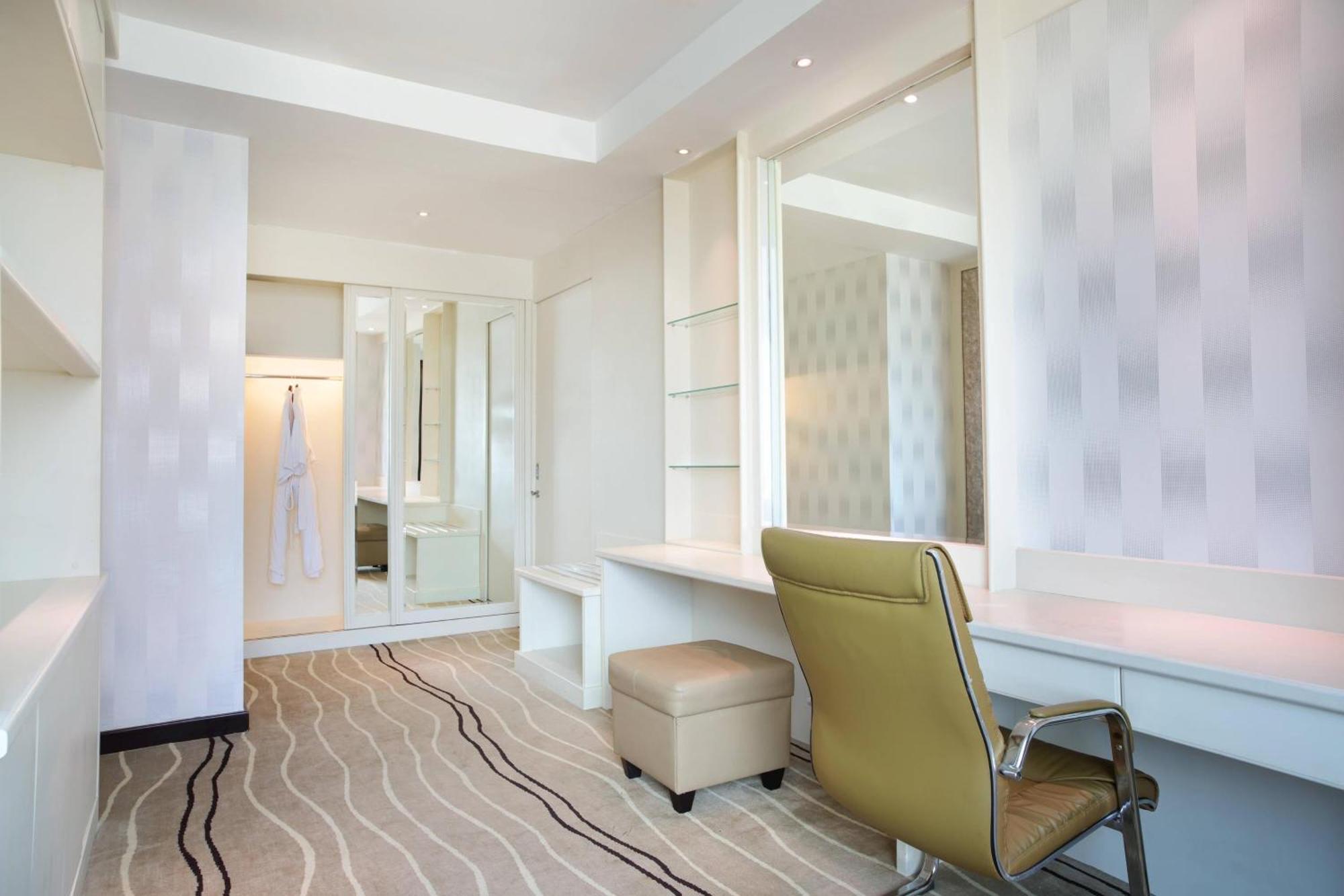 Four Points By Sheraton Медан Екстериор снимка