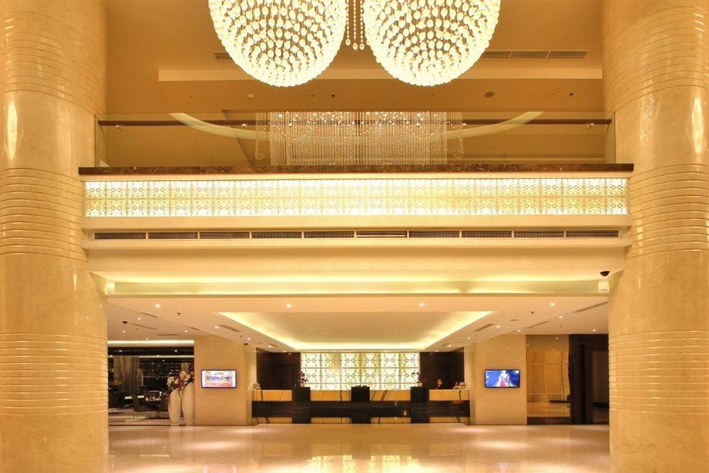 Four Points By Sheraton Медан Екстериор снимка