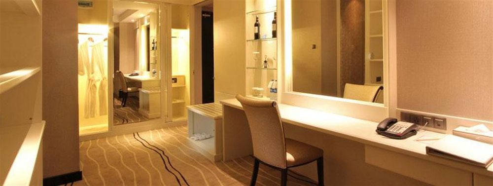 Four Points By Sheraton Медан Екстериор снимка